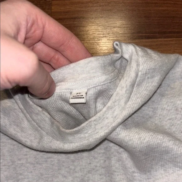 Aritzia Homestretch Gray Fitted longsleeve shirt medium - Picture 3 of 3